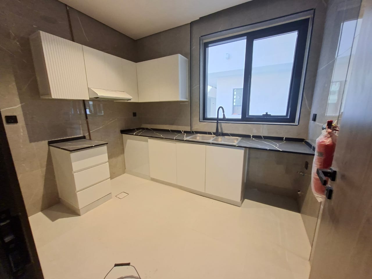 Lxury and brand new apartment with 1month free 1bhk 1wachroom prim location aljada out sid