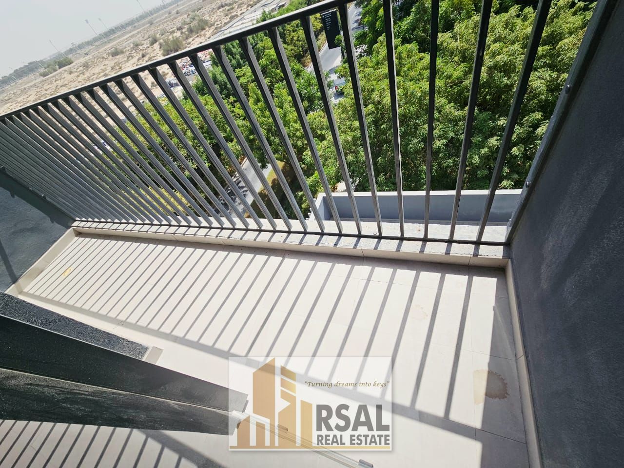 Luxurious spacious 1 bedroom master close kitchen And balcony
