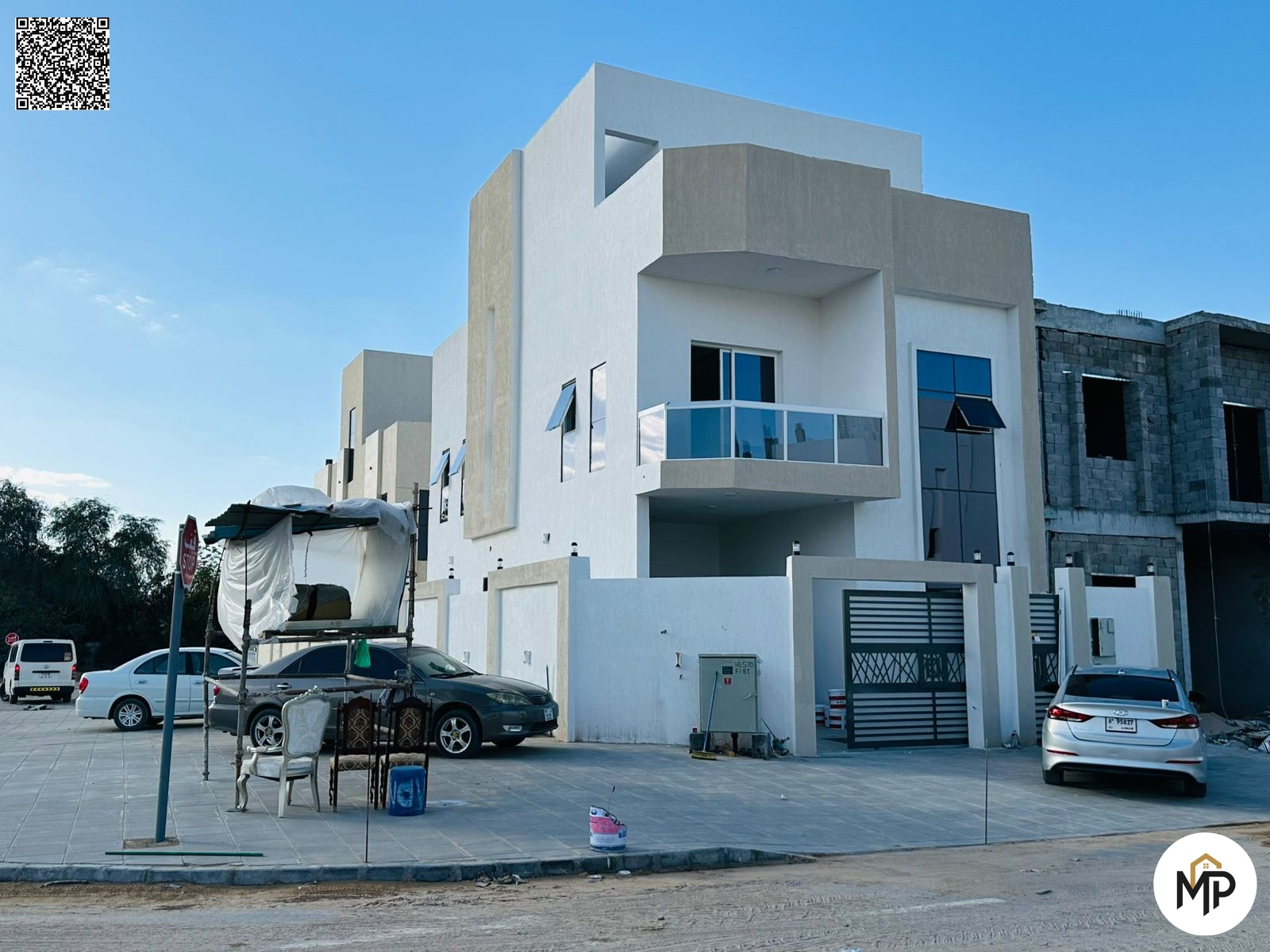 Townhouse for sale in Al-Haliyo 2 with a large setback, including registration and ownership fees - a unique opportunity for living or investment.