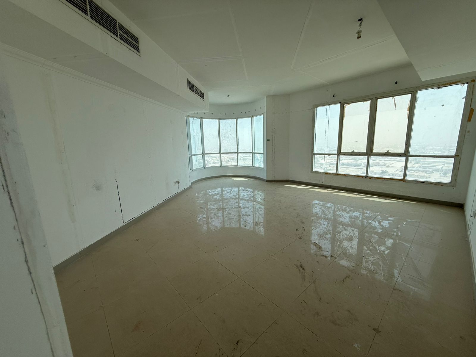Three bedrooms and living room with spacious areas, open view, elegant decorative finishes and close to all services and facilities. An unmissable op