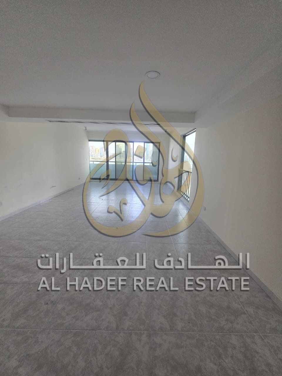 Three bedrooms and a living room, free air conditioning (provided by the owner), free gym and swimming pool, free parking. Ideally located in Al Majaz