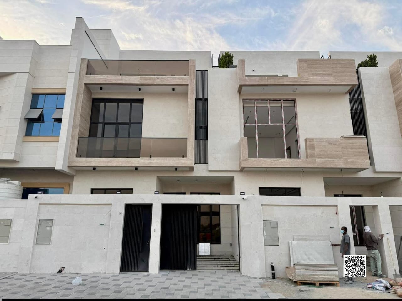 Villa in Al Yasmin, registration fees included, 6 rooms, central air conditioning, and an indoor rooftop. Freehold ownership for all nationalities. Lo