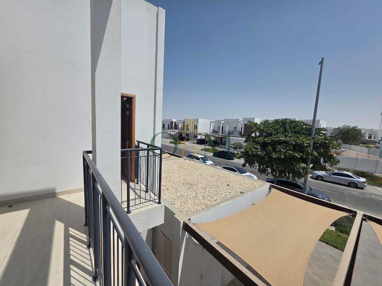 1BR APT + STOARGE | FIRST FLOOR | CORNER UNIT