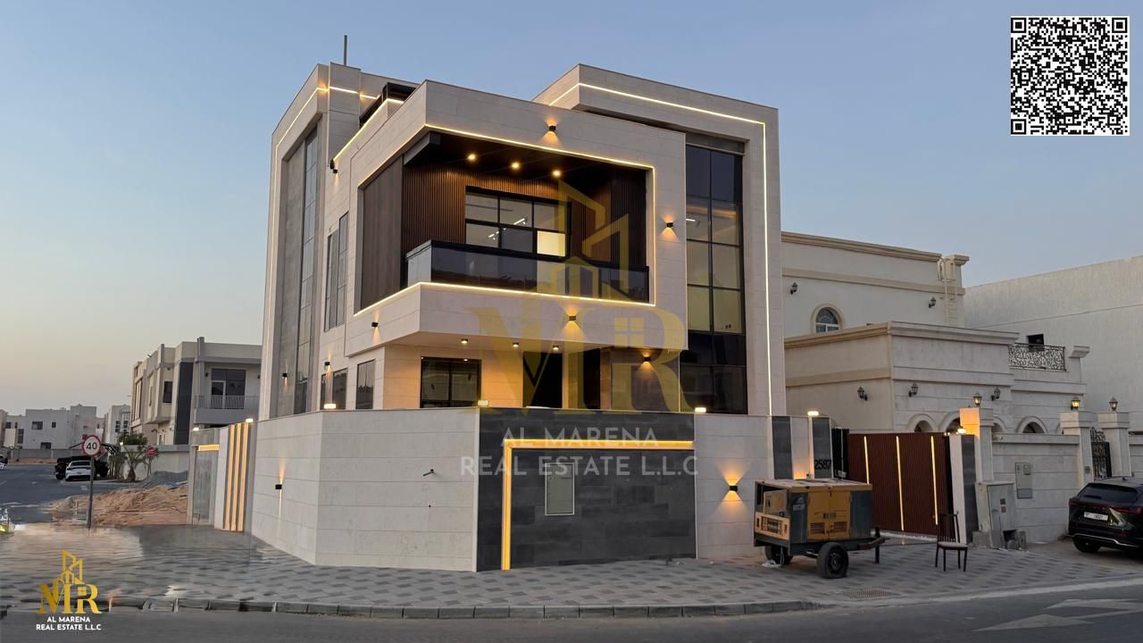Corner villa directly behind the services, two floors and roof, 4 master bedrooms with private pool, luxurious design and spacious layout, price inclu