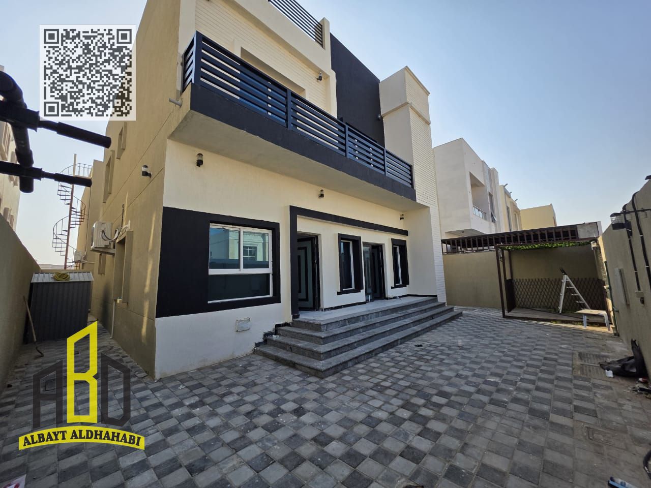 Villa for rent, very prime location, close to all services, very high-end finishing, and private carport.