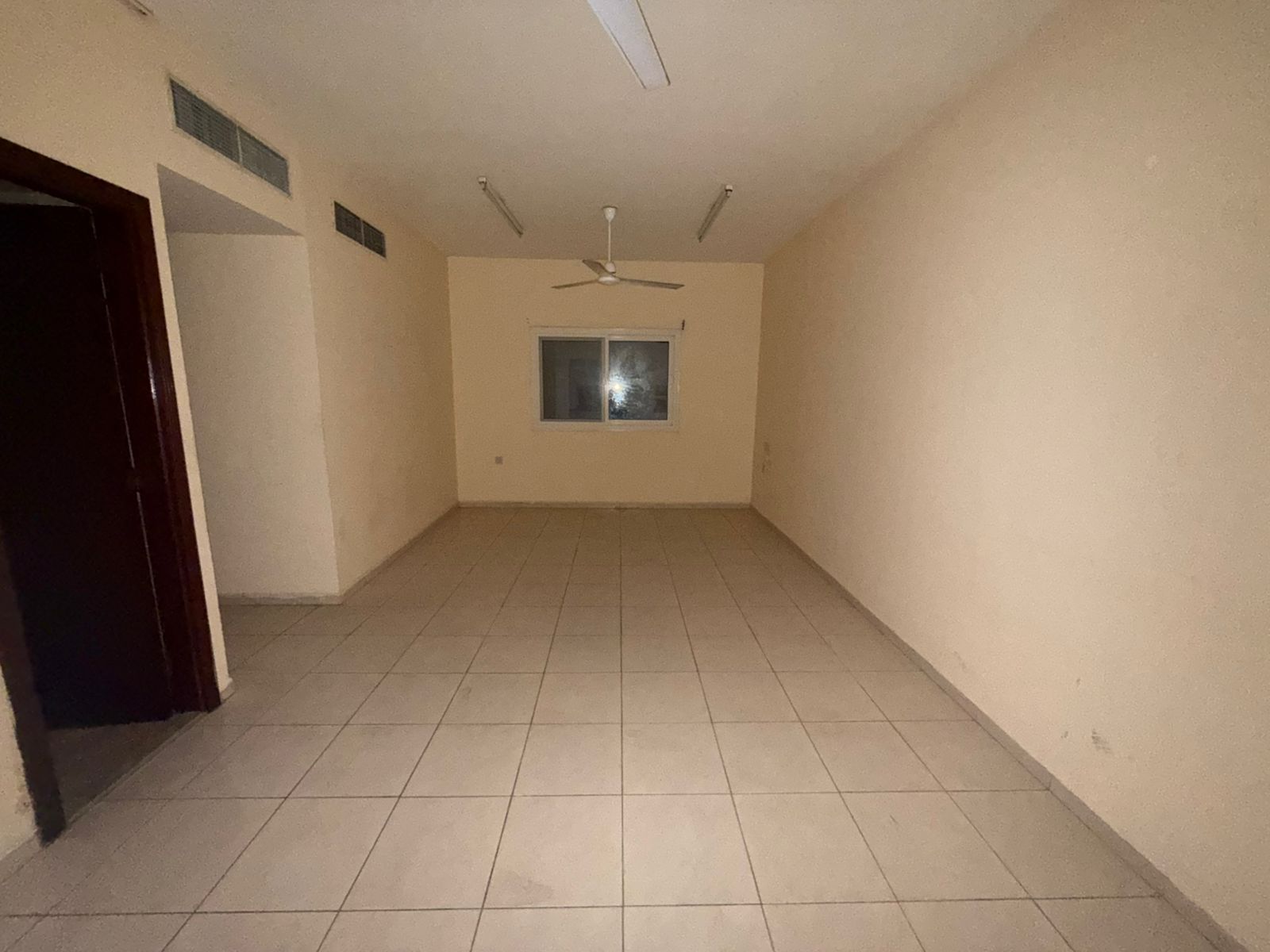 1 bedroom and hall for annual rent in a quiet area, excellent building, central AC and gas, close to all services, with excellent finishing