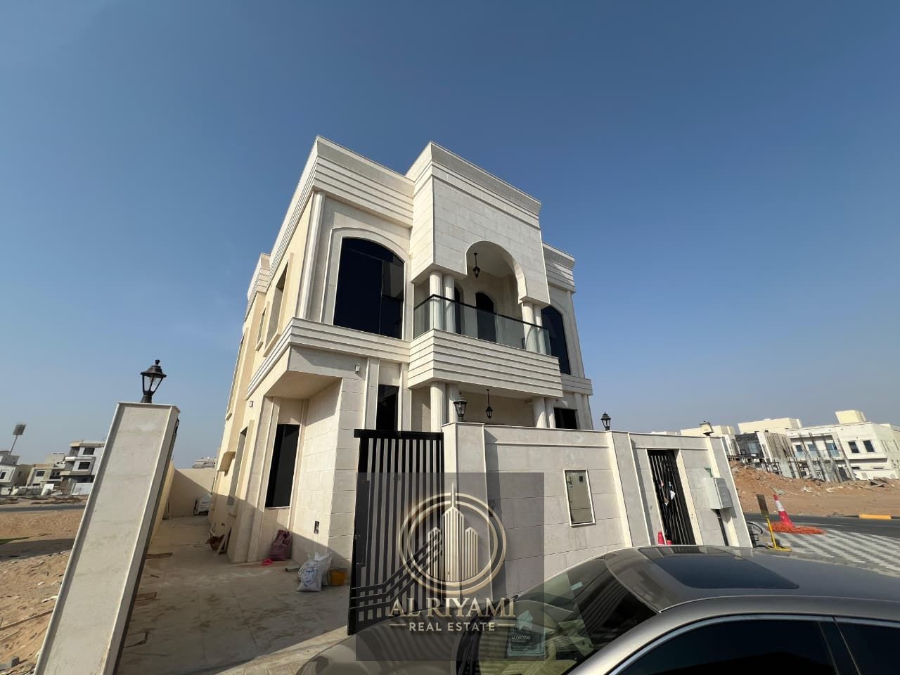 Luxury Villa, Brand New, First Occupancy, Corner Villa For lovers of luxury and elegance, a luxurious villa in the Al-Hilw 1 area.