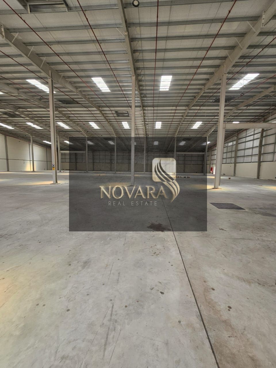 A spacious warehouse with a total area of 95,207 square feet is available in a strategic location within the new industrial area of Umm Al Quwain.
