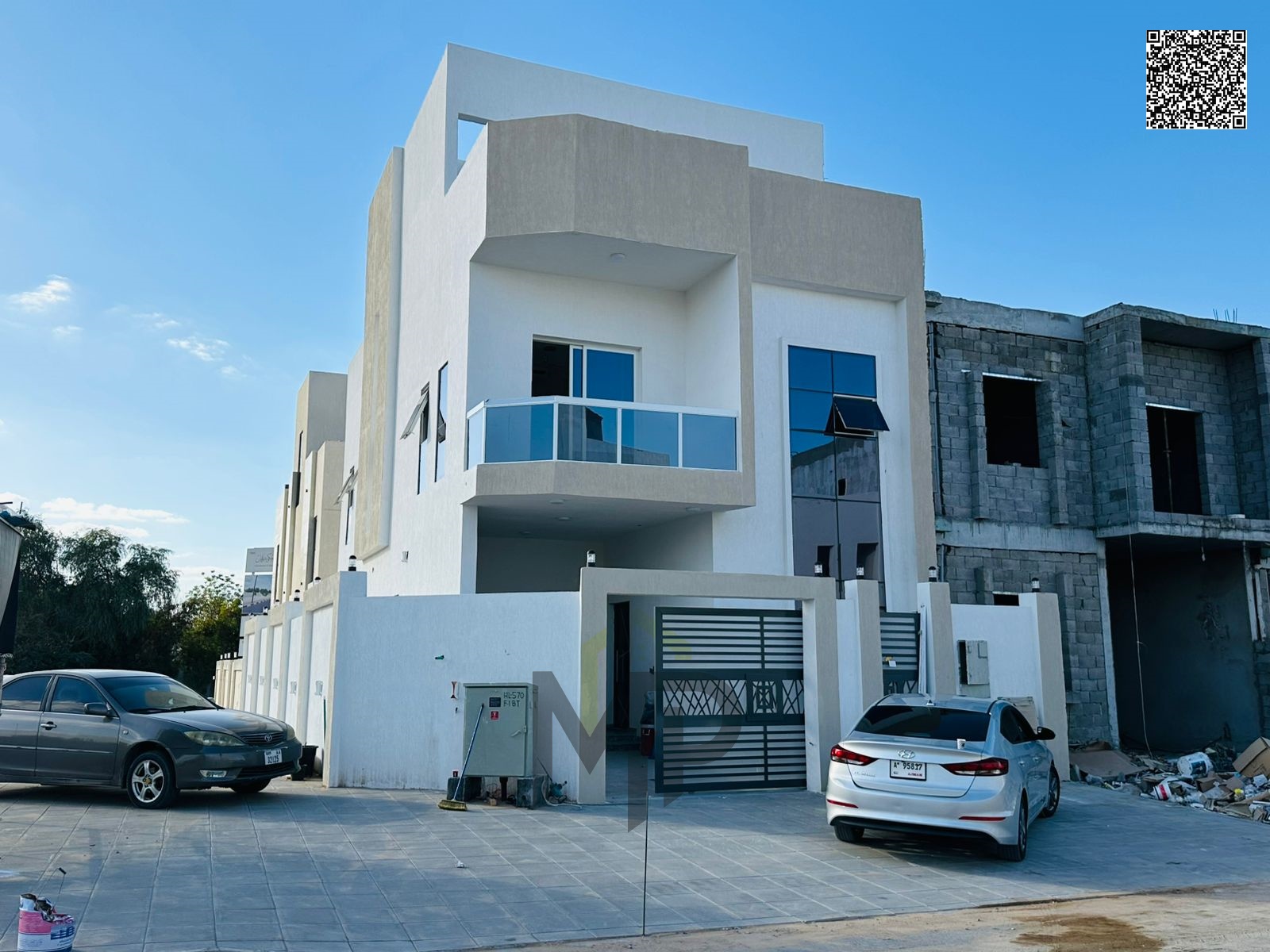 Townhouse for sale in Al-Haliyo 2 with a large setback, including registration and ownership fees - a unique opportunity for living or investment.