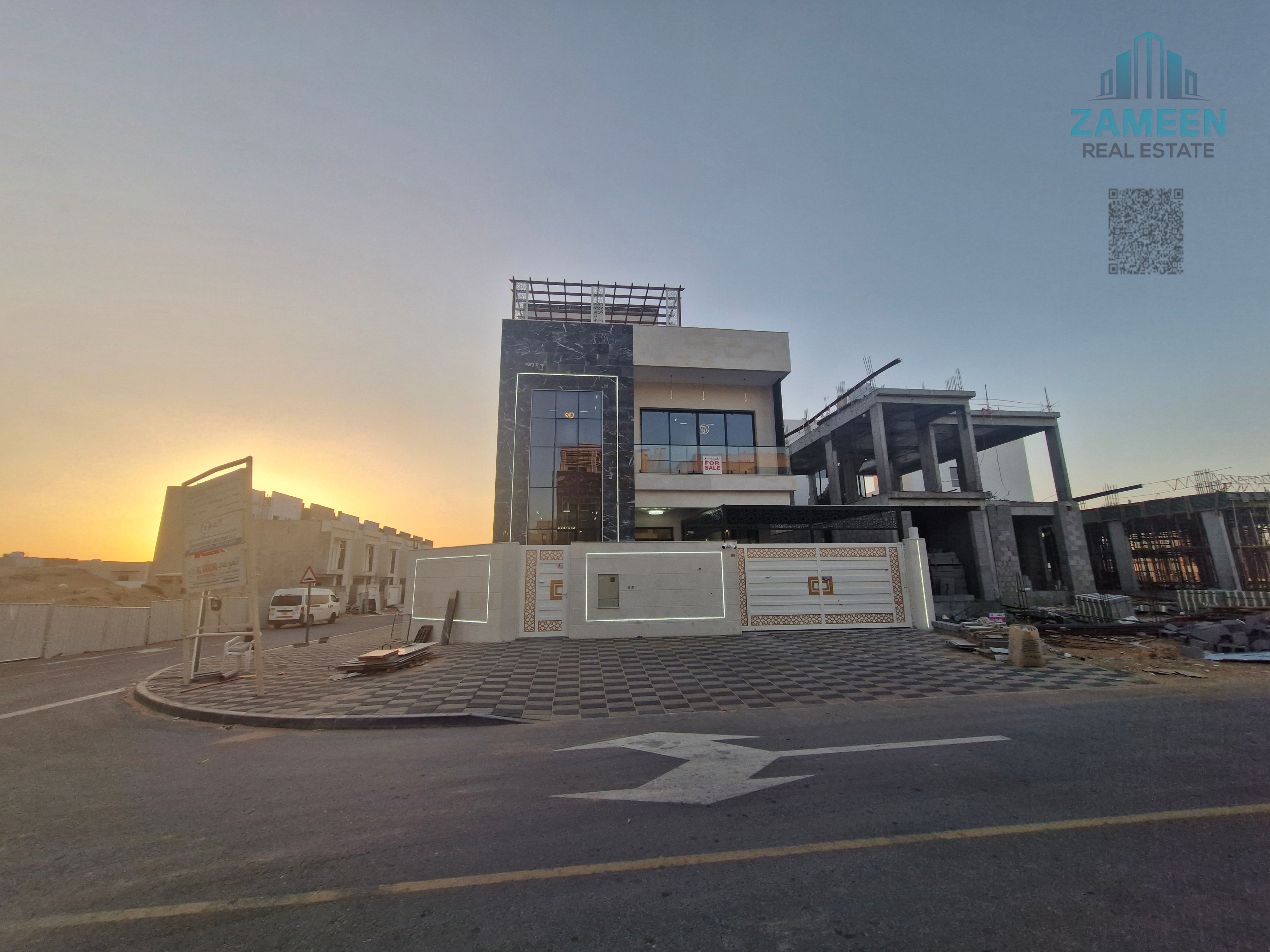 Corner villa for sale in Al-Haylo 2, consisting of 7 rooms, parking for 6 cars, and a roof terrace. Price: 2.1 million (including registration fees).