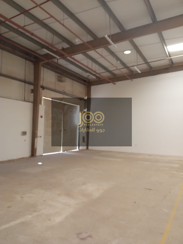 Warehouse for rent in Umm Al Thu'ub area, suitable for food products and various commercial uses.
