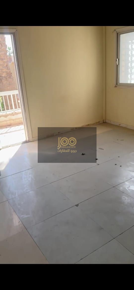 A distinctive villa is available for rent in Umm Al Quwain, right on the sea, offering ample space for large families or groups of young people.