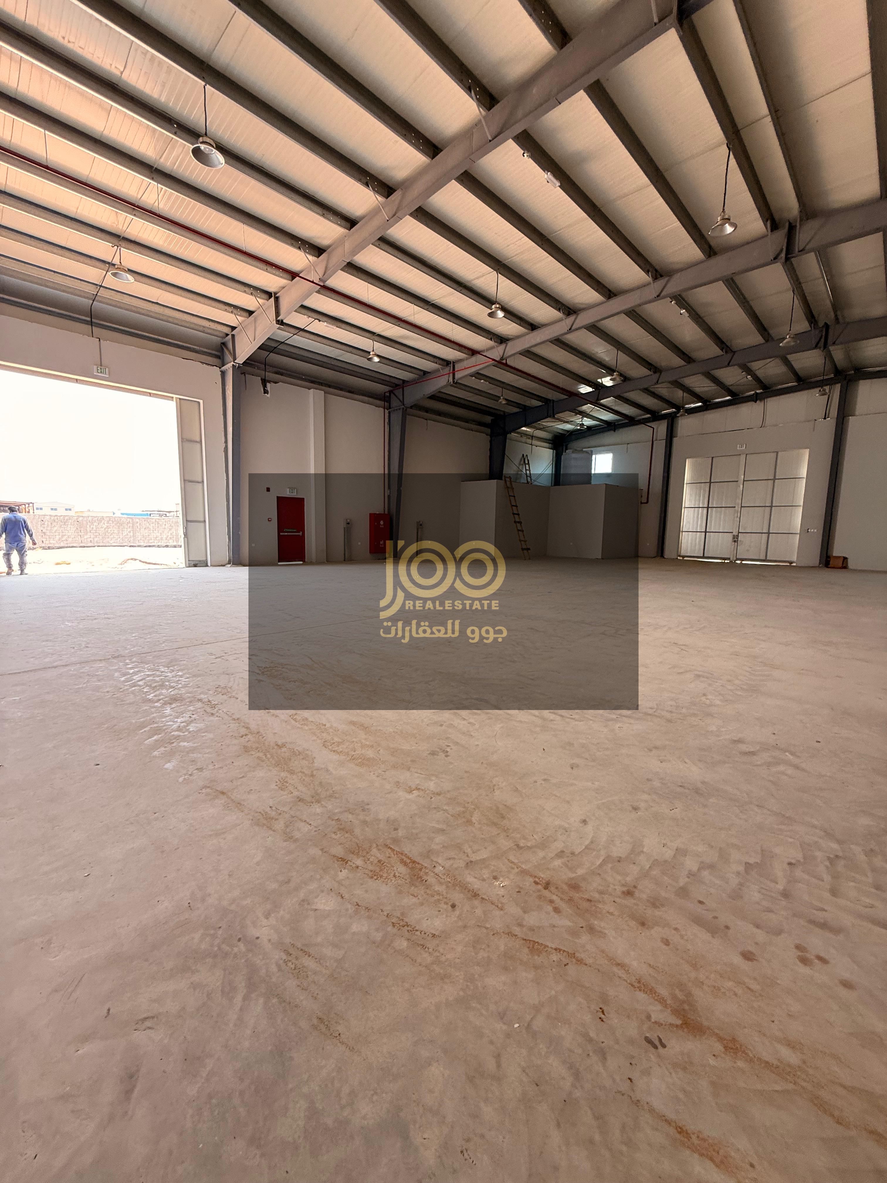 warehouse with a total area of 10,000 sq ft, featuring four internal rooms that can serve as administrative offices, meeting spaces, or staff faciliti