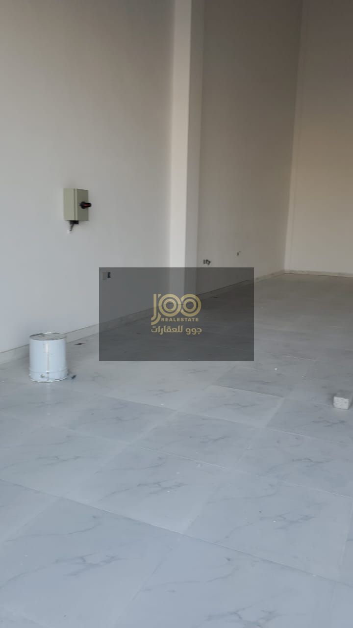 A well-sized warehouse of 2,300 sq ft is now available for rent at a competitive price. Suitable for various commercial and service activities.