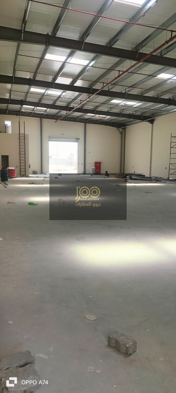 Prime location in an industrial area, consisting of an office and bathroom. Electricity: 50