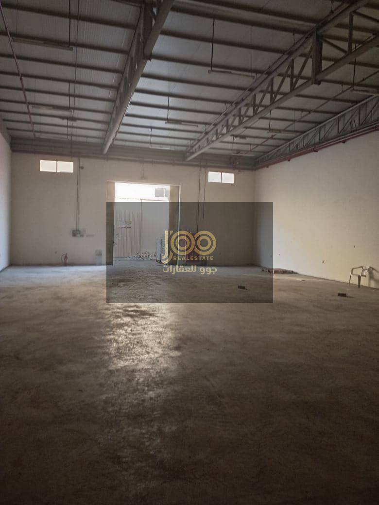 Annual rent in Umm Al Quwain, Umm Al Thu'ub area, suitable for various uses, whether commercial, storage, or industrial.