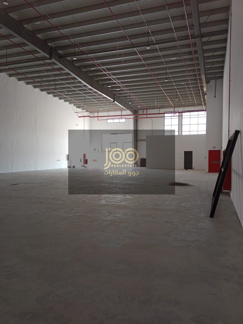 A prime warehouse is available for rent in Umm Al Thu'ub, making it an ideal choice for various commercial and storage activities.