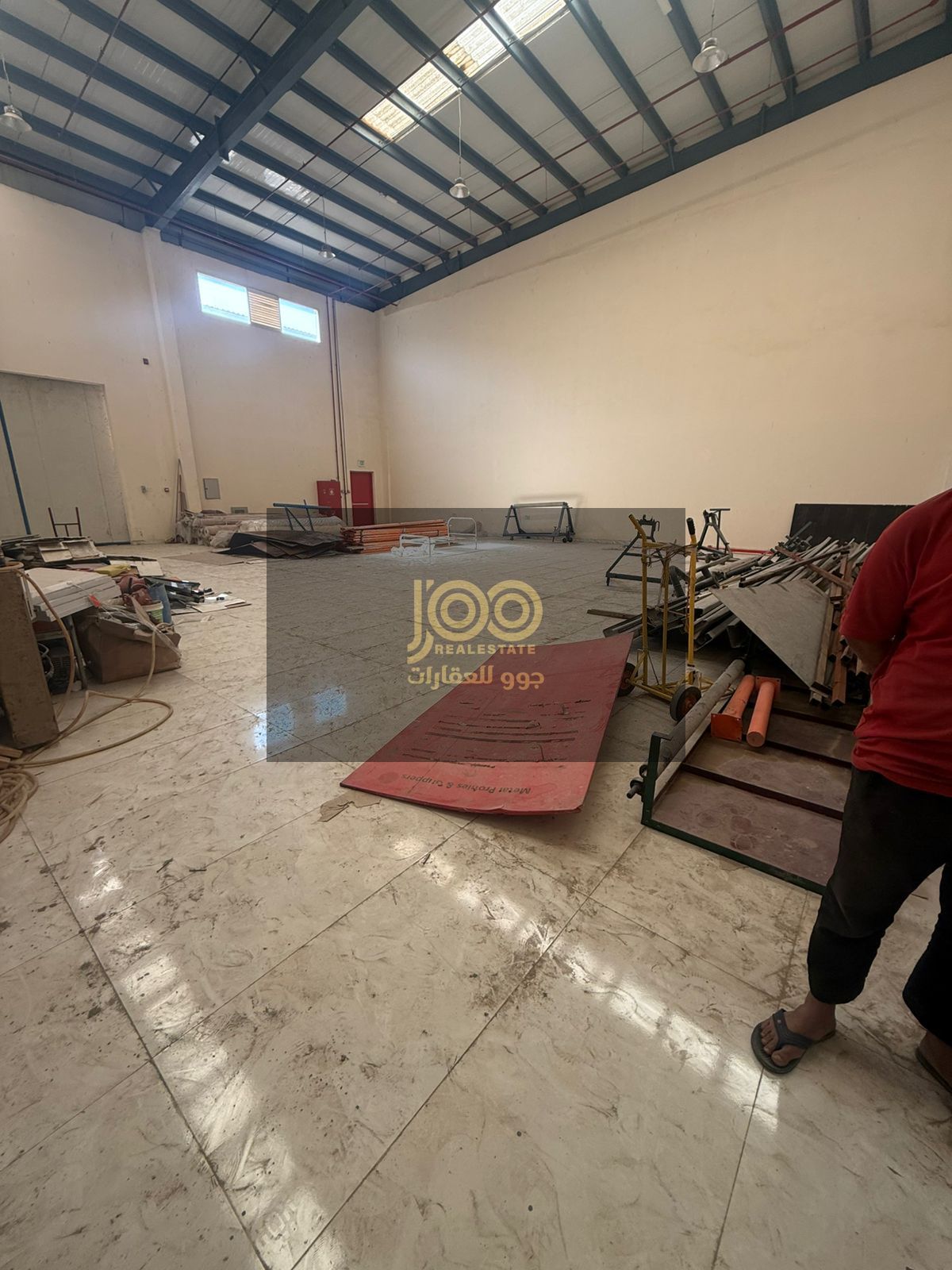 Electricity 15/Warehouse ready for pickup/Vibrant area/Close to commercial roads