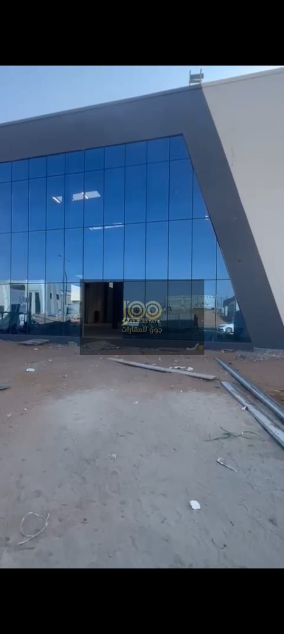 A mezzanine warehouse is available for rent in the Umm Al Thu'ub area. It boasts a prime location close to main roads and is easily accessible from