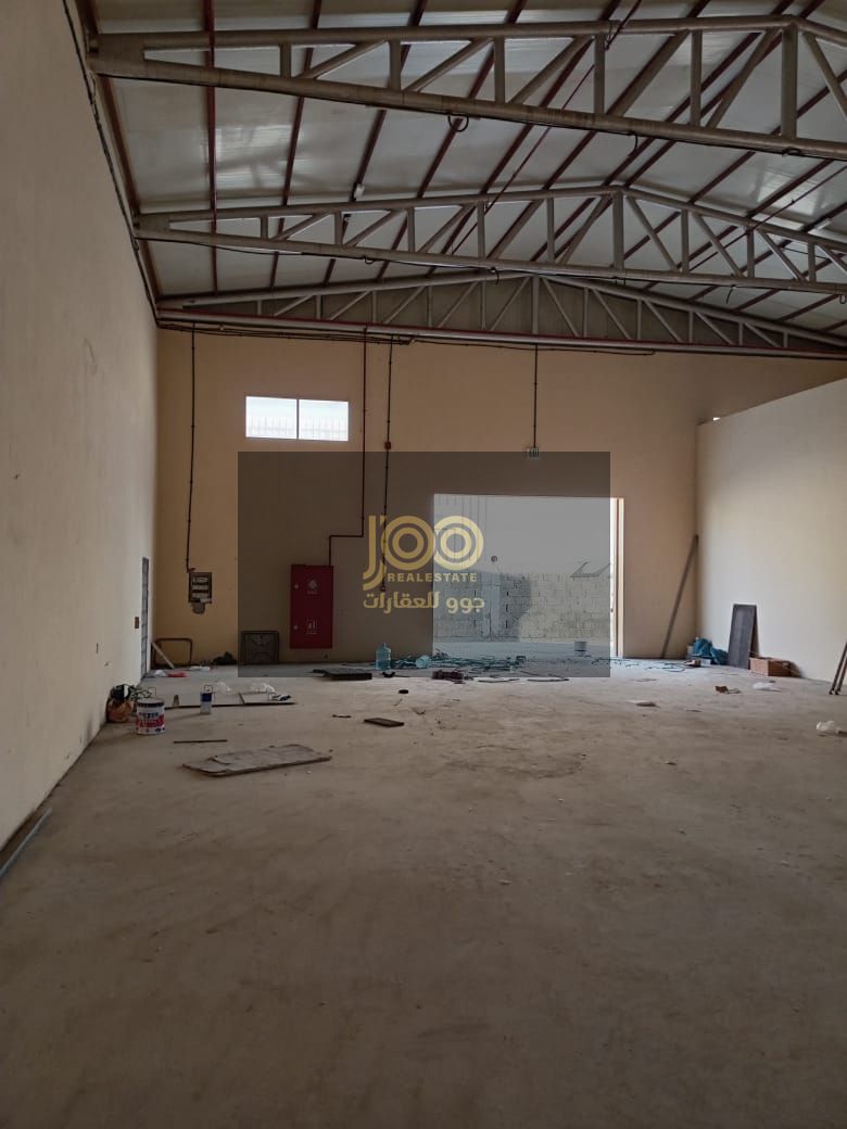 Warehouse for rent in Umm Al Quwain, with a large area suitable for various commercial and industrial activities for storage or manufacturing.