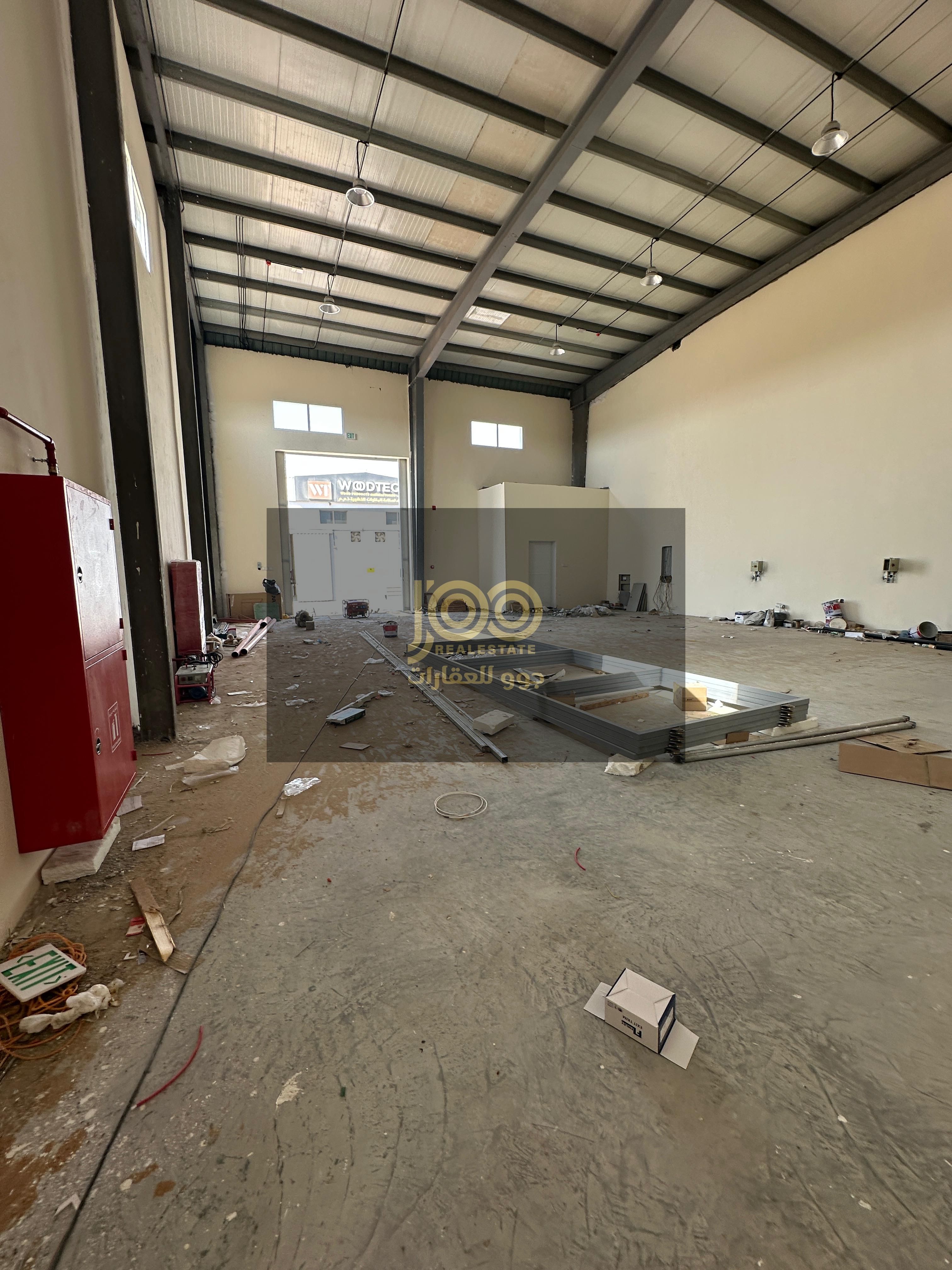 Warehouse for rent in Umm Al Quwain, Umm Al Thu'ub area, designed in a practical way that allows for efficient use of space for storage and work.
