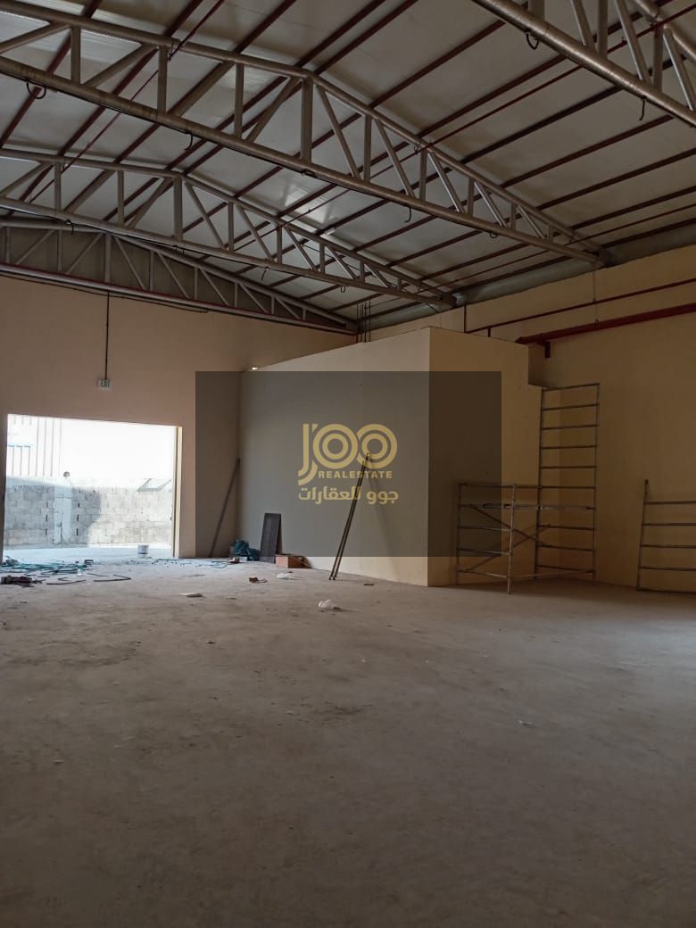 Warehouse for rent in Umm Al Quwain, with a large area suitable for various commercial and industrial activities for storage or manufacturing.
