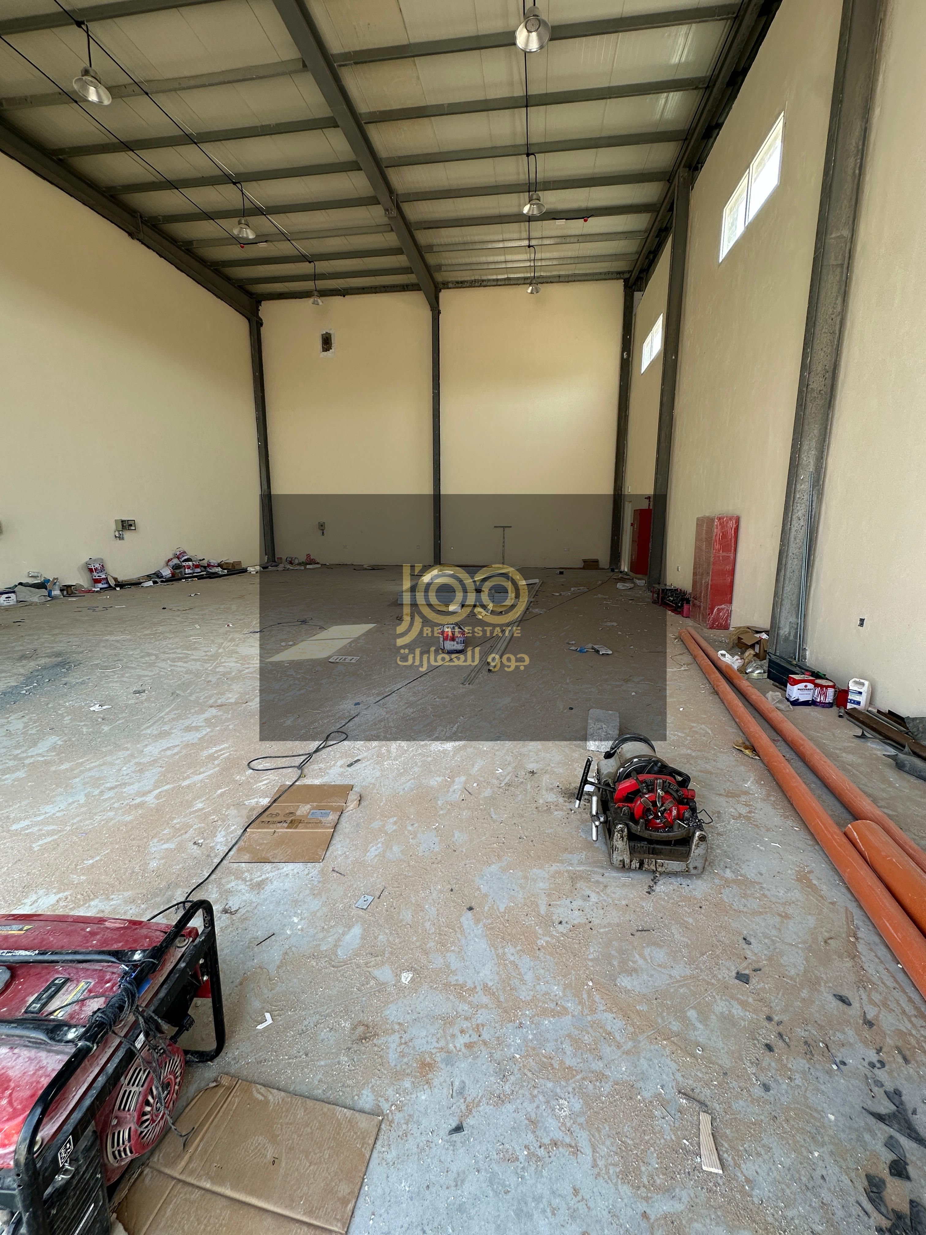 Four warehouses are available for rent together in the Umm Al Thu'ub area. They feature a practical design suitable for various commercial, industrial