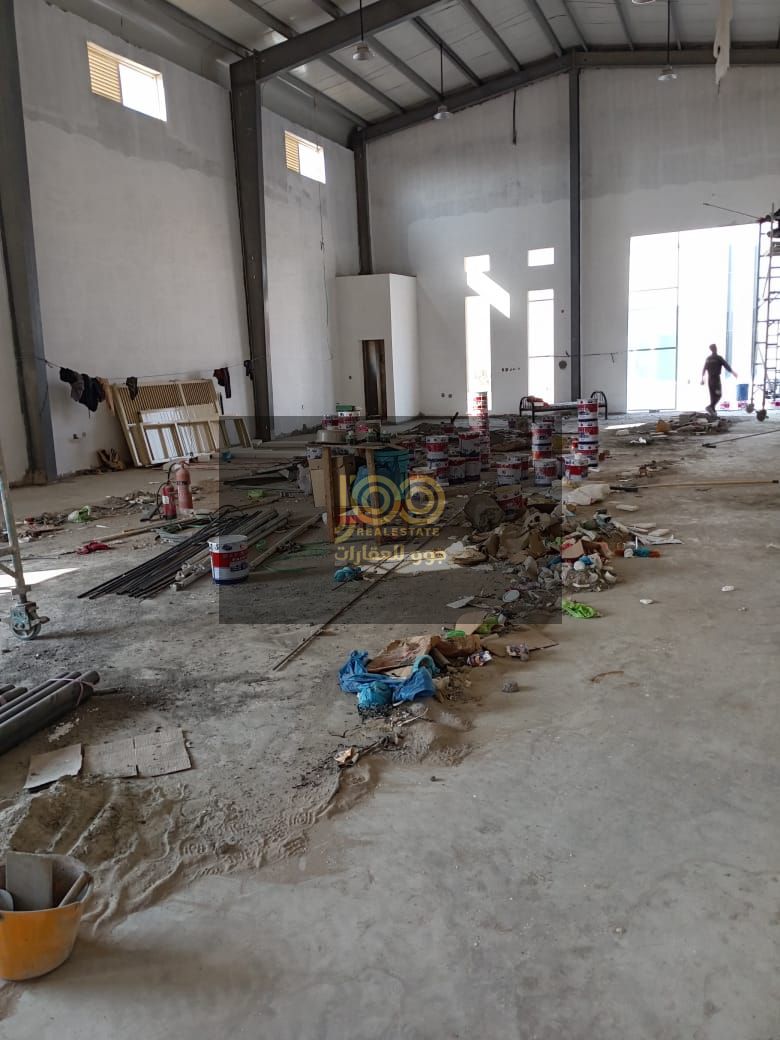 For rent: Spacious warehouse with enclosure, plus five rooms and four bathrooms in Umm Al Thu'ub. Suitable for commercial and storage use.