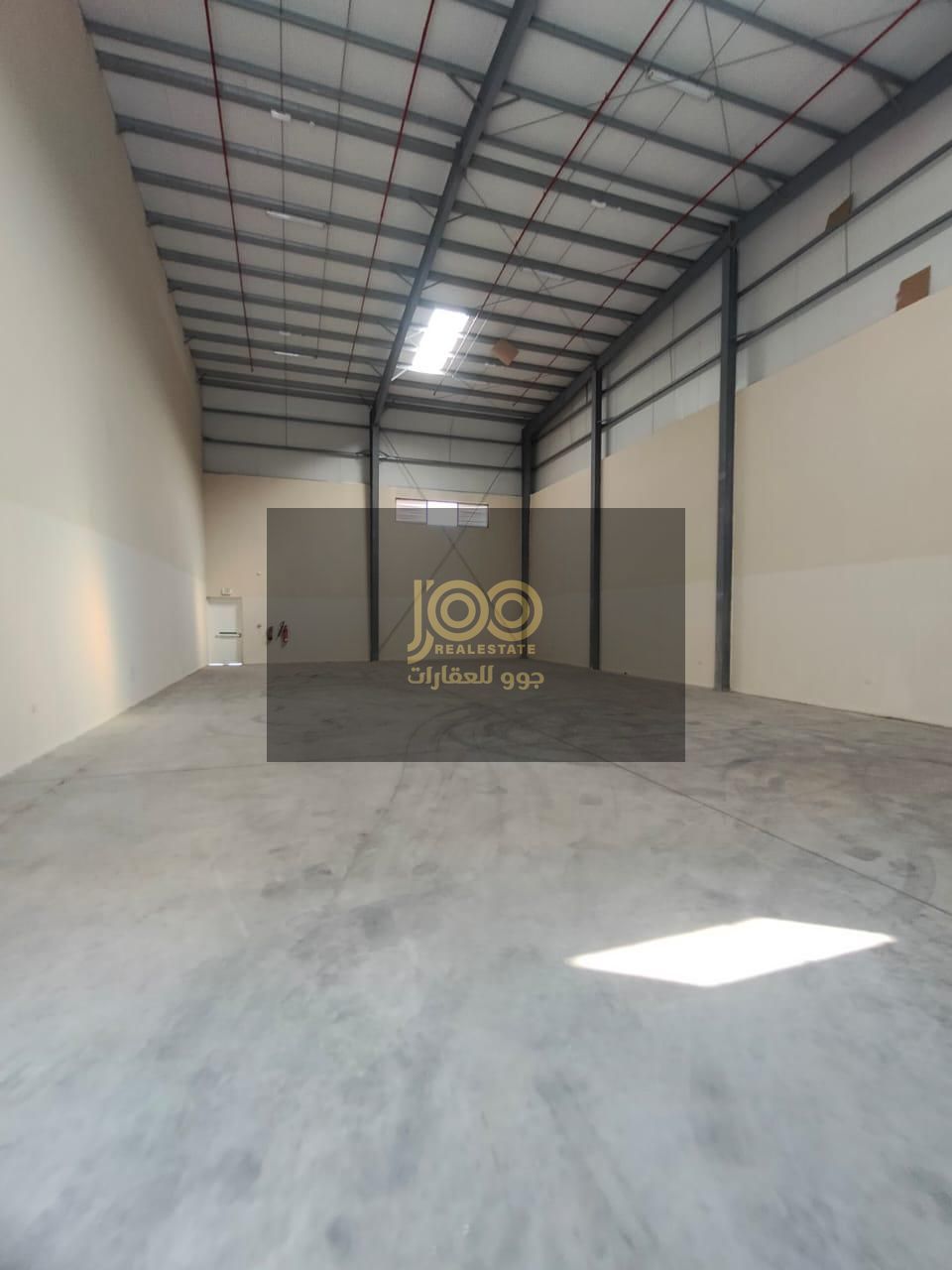 A prime warehouse for rent in the Umm Al Thu'ub area, with a workspace suitable for various commercial and industrial uses.