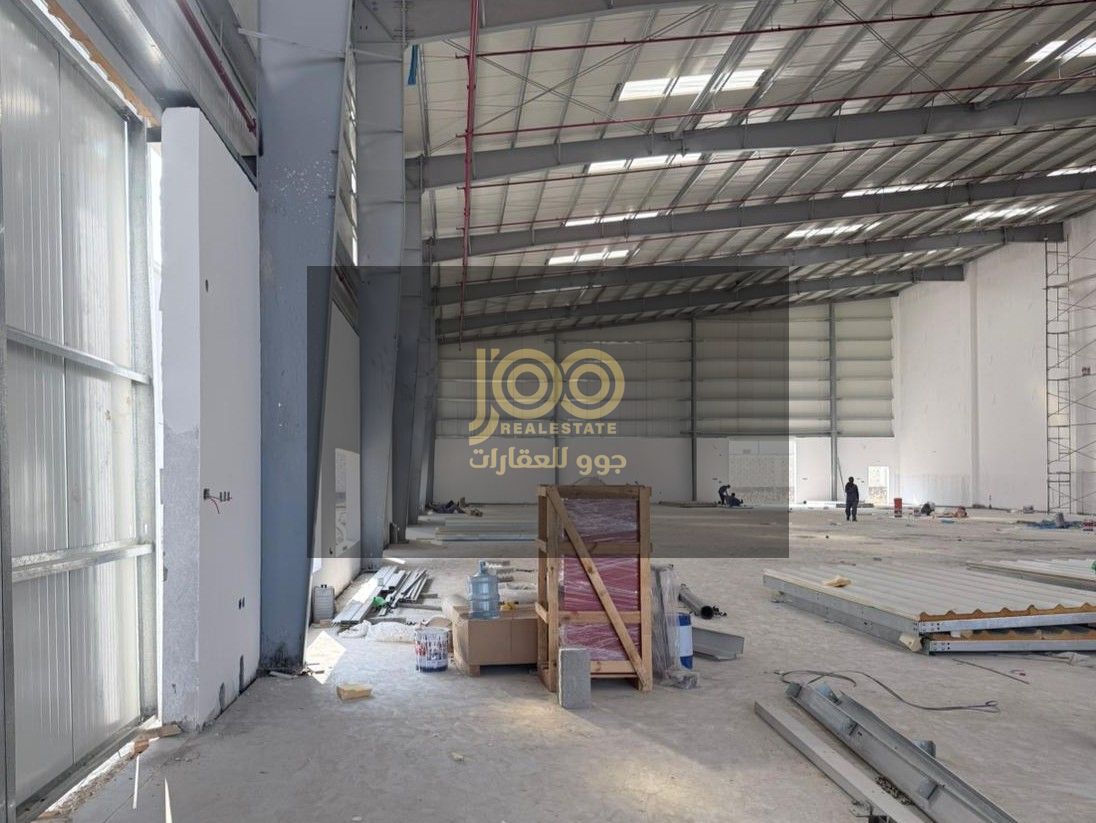 Warehouses for rent with a total area of 25,000 sq ft and a floor area of 20,000 sq ft.