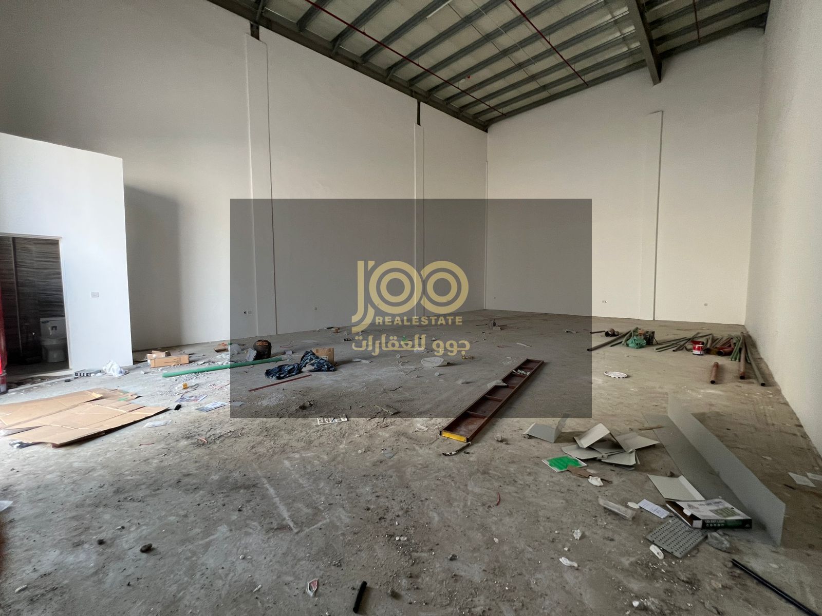 A spacious warehouse in Umm Al Quwain, in the Umm Al Thu'ub area, suitable for various commercial and industrial activities, is an ideal choice.