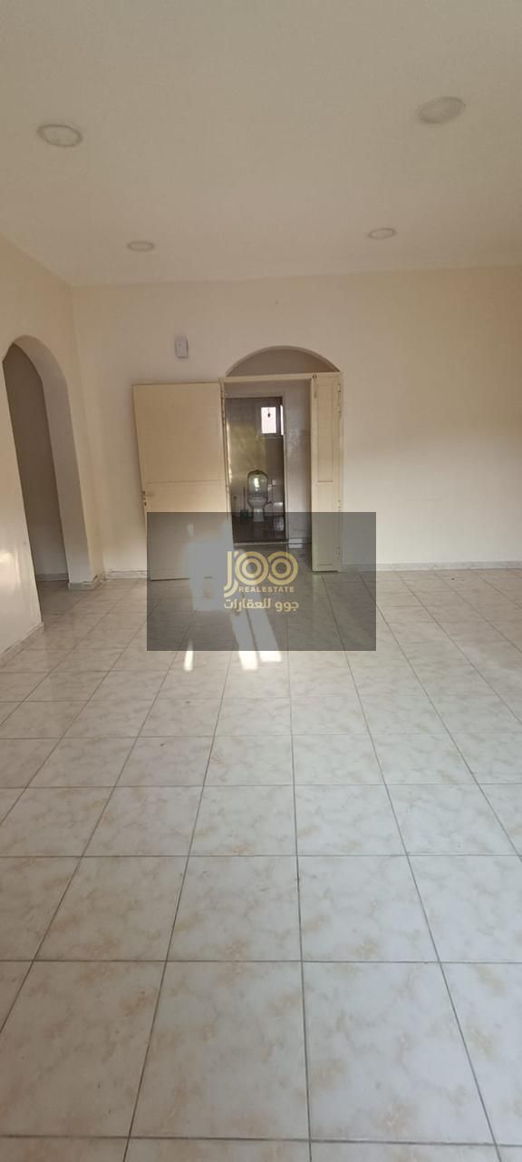 Villa for rent in Umm Al Quwain, consisting of three bedrooms, a living room, and three bathrooms, located in a quiet area suitable for families.