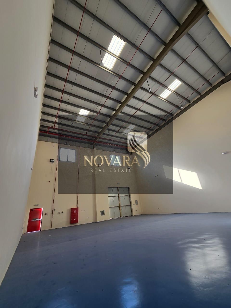 Warehouse for rent in Umm Al Quwain, area 2,700 sq ft, electricity 14 kW, rent 80,000 dirhams in 3 installments, ready for storage.