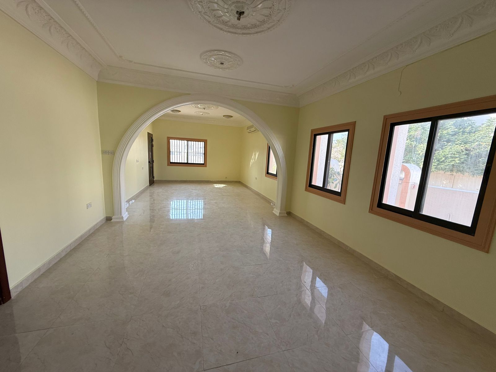 Villa for residential or commercial use, prime location close to services, free indoor and outdoor parking, enjoying a beautiful view