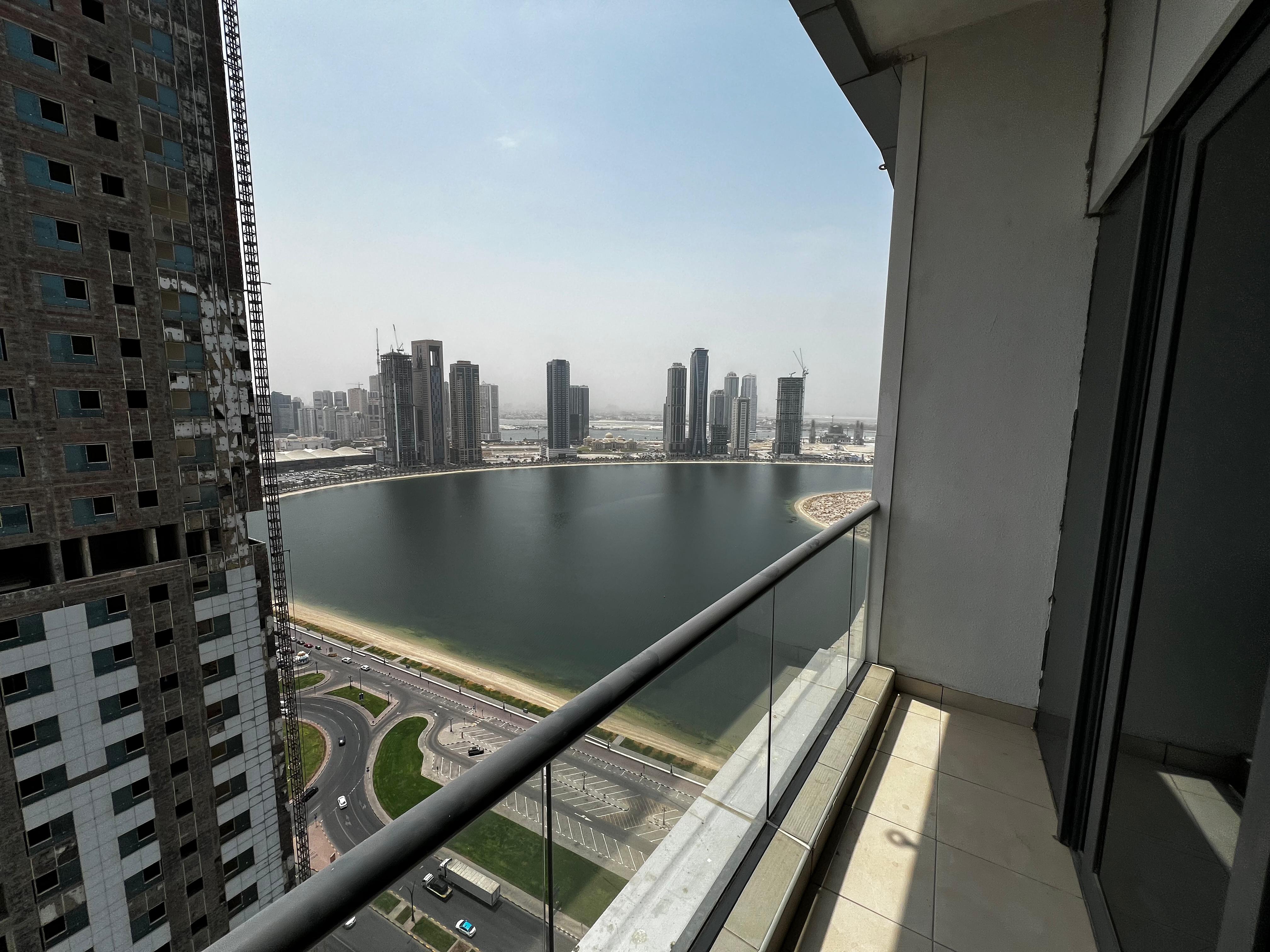 Three bedrooms and a living room with a maid's room, sea view. Air conditioning included (owner's purchase), gym, swimming pool, and parking.