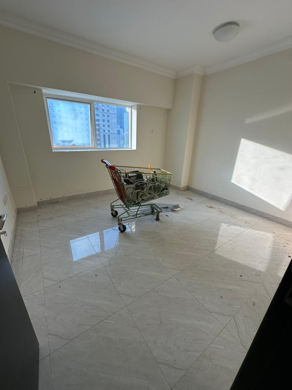For annual rent in Sharjah, Al Majaz 2 area: three bedrooms, a living room, 2 bathrooms, and a balcony. Prime location, very close to Al Majaz Cornich
