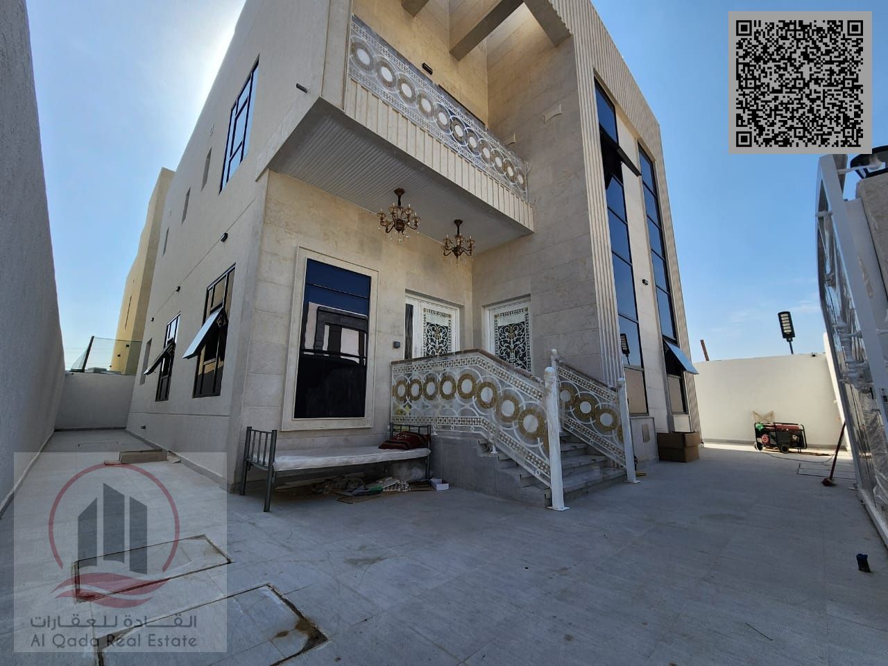 Villa for sale in Ajman, Al Yasmin area. 5 master bedrooms, majlis, 2 living rooms, and a maid's room. Freehold ownership for all nationalities. Bank
