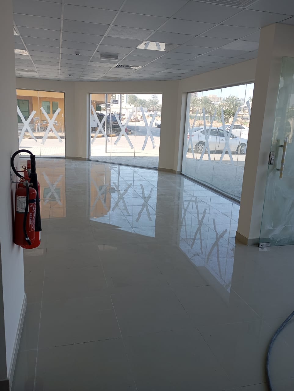 For annual rent in the Al-Manakh area: distinctive shops in Al-Manakh, Sharjah, with a kitchen and bathroom.