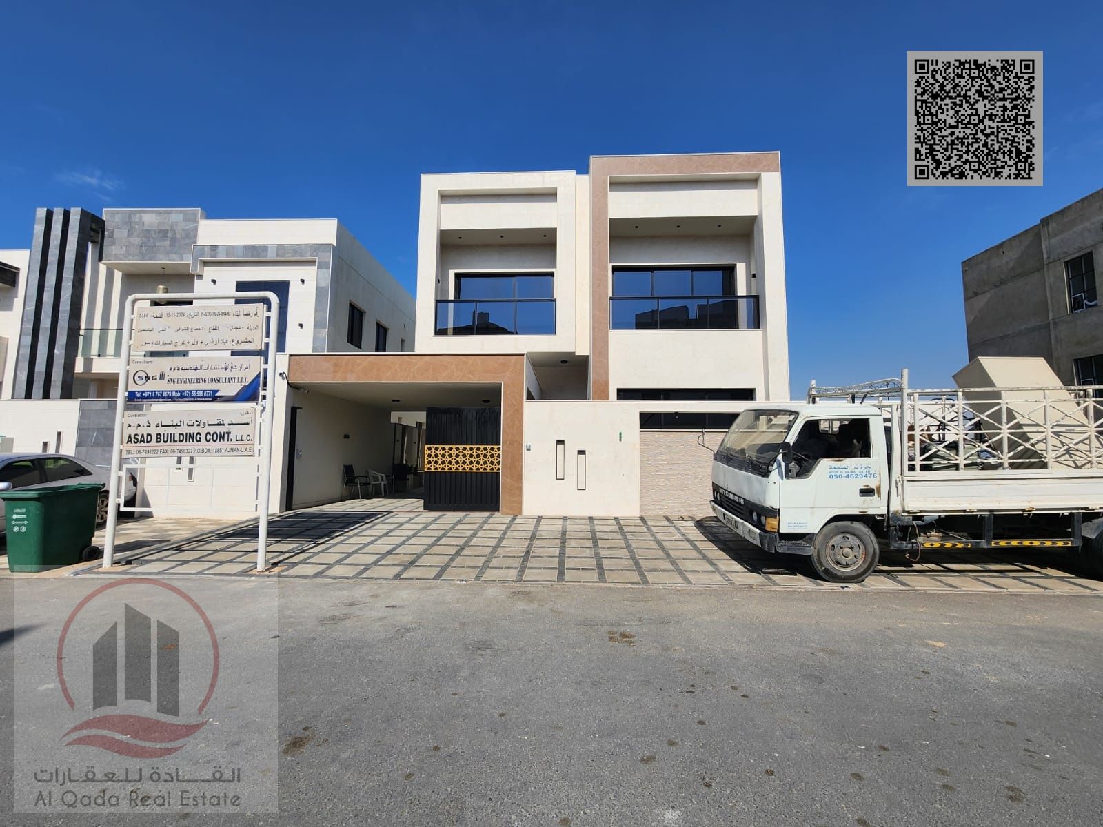 Villa for sale in Ajman, Al Yasmin area. 5 master bedrooms, majlis, 2 living rooms, and a maid's room. Ready to move in. Freehold ownership available