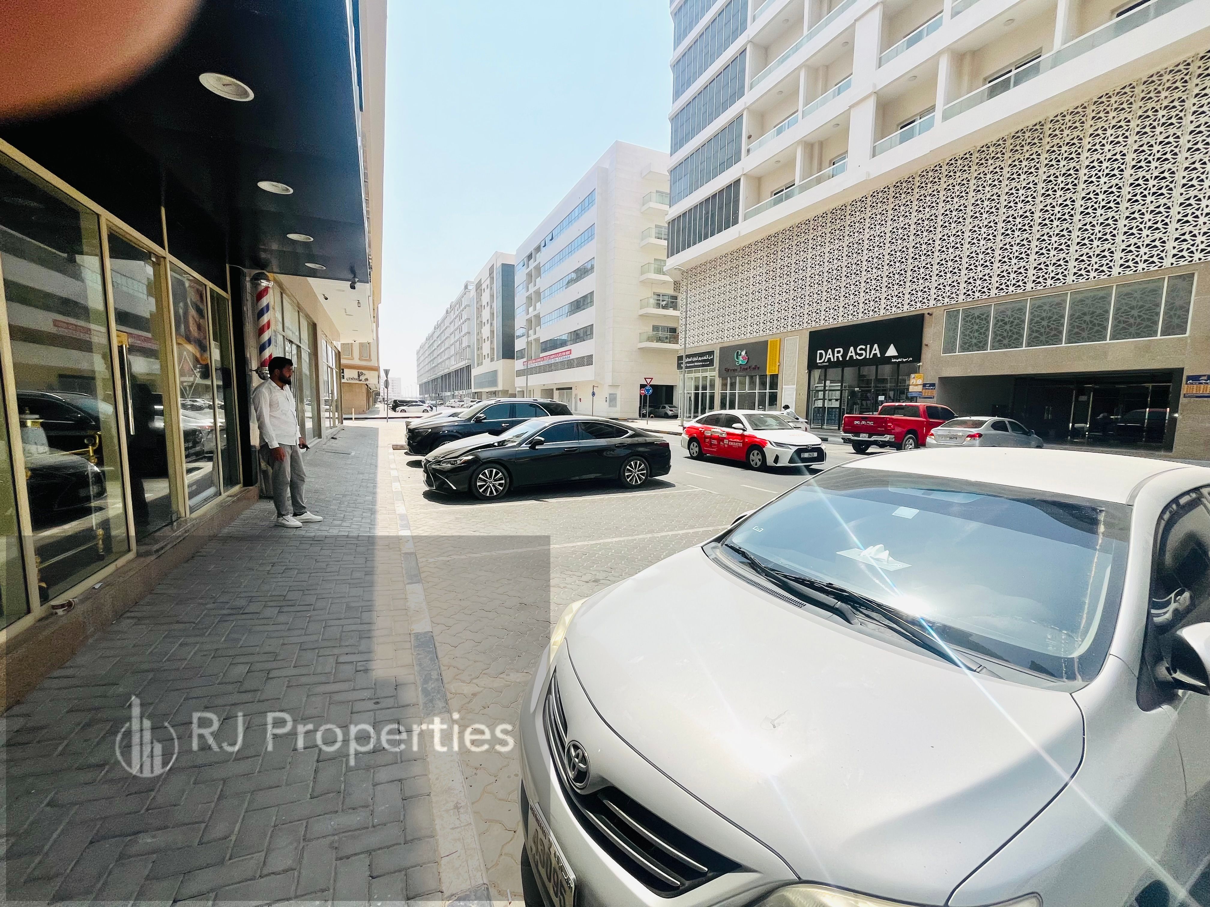 Bright location huge size luxury shop with washroom start your dream business