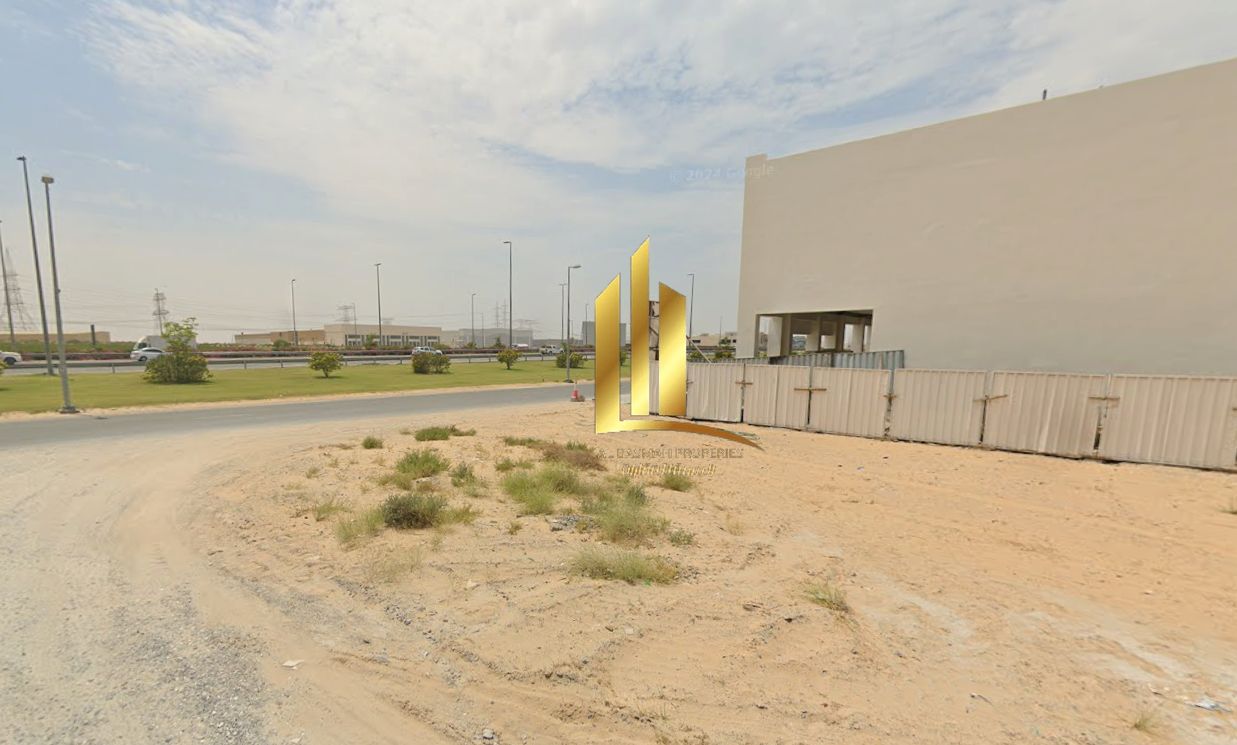 Commercial land for sale in Al-Hawshi area Location: Direct access On the main road – Maliha Road