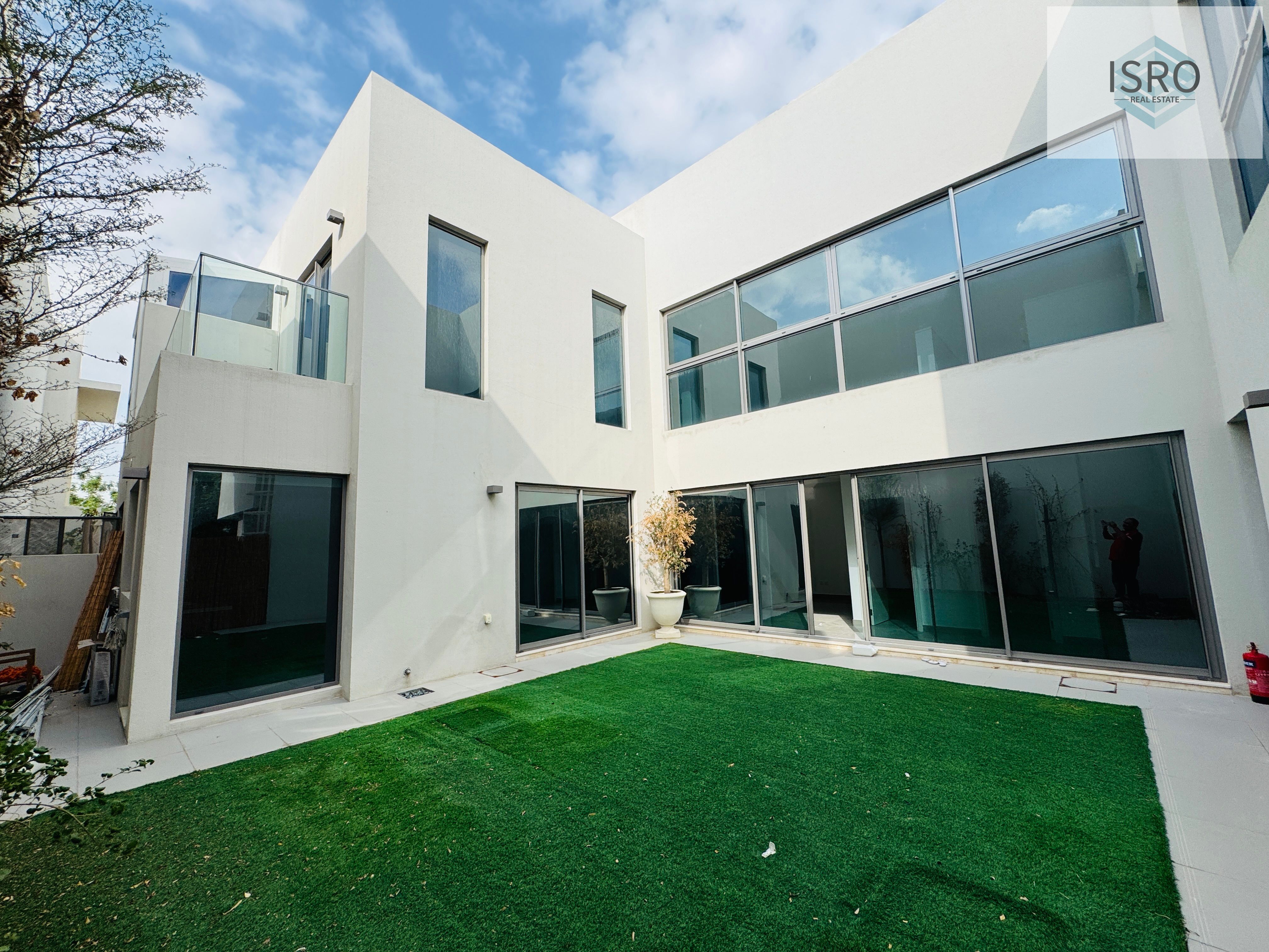3BEDROOM COURTYARD READY TO MOVE BEHIND CITY CENTER