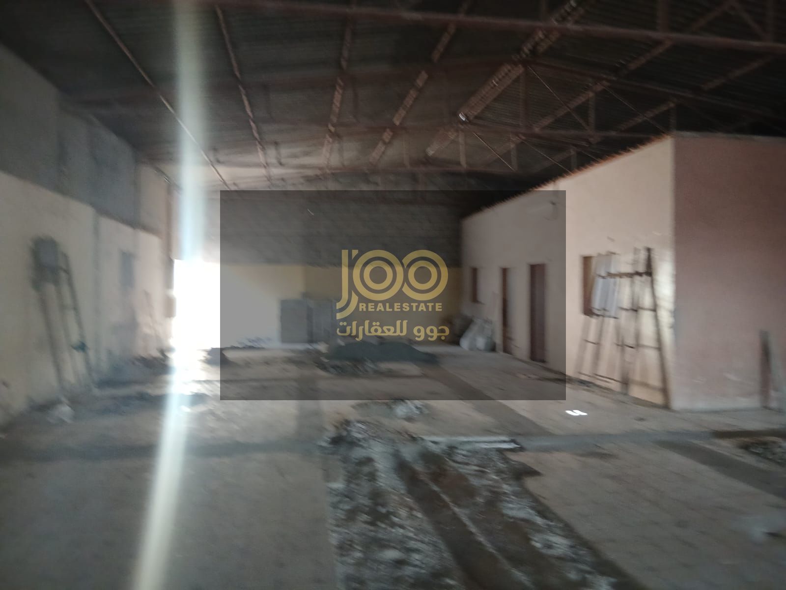 Suitable for storage only. The location is easy to access and close to main roads.