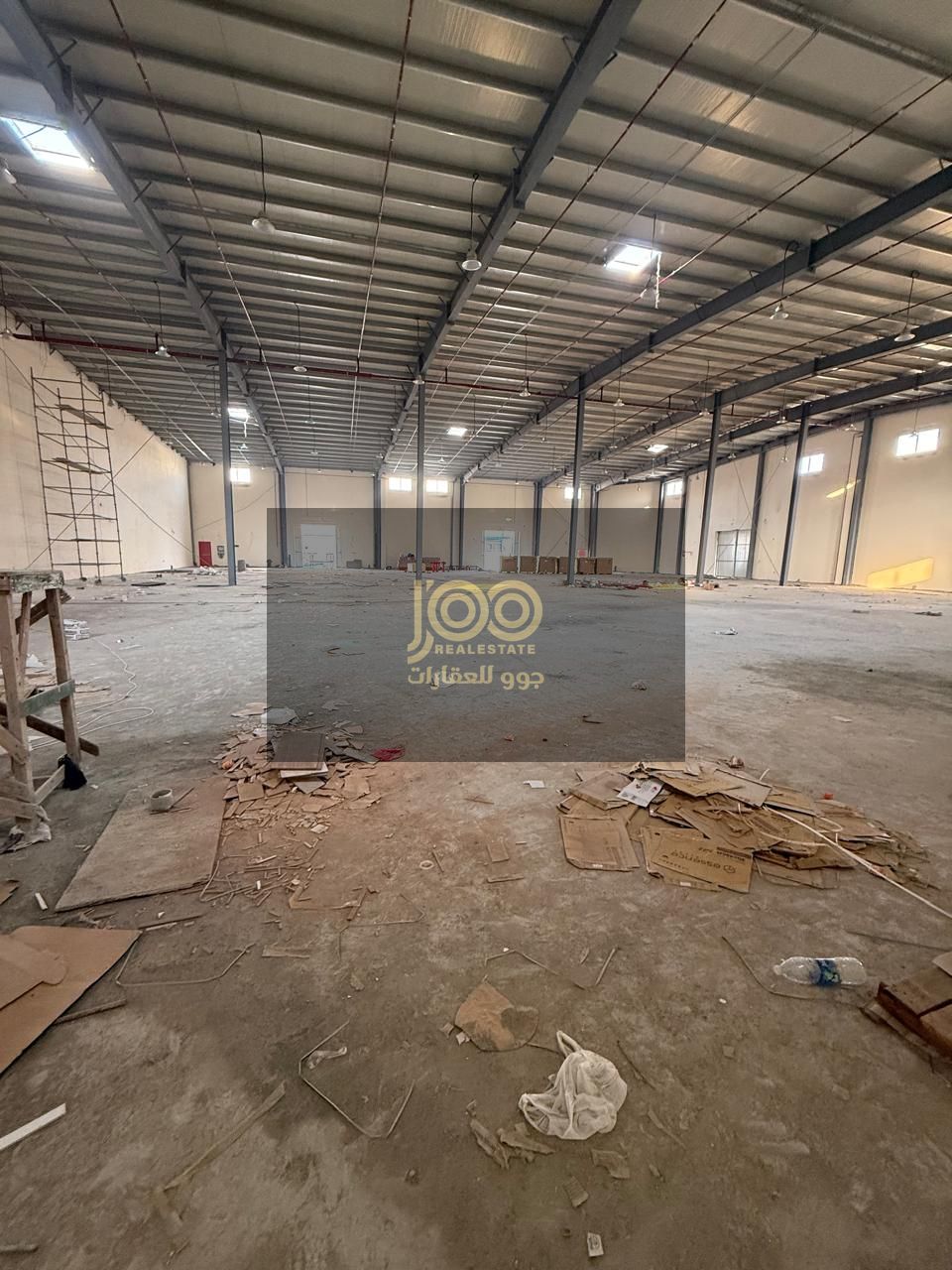 It includes a spacious warehouse with offices and fully equipped staff accommodation consisting of 12 rooms / Electricity 750