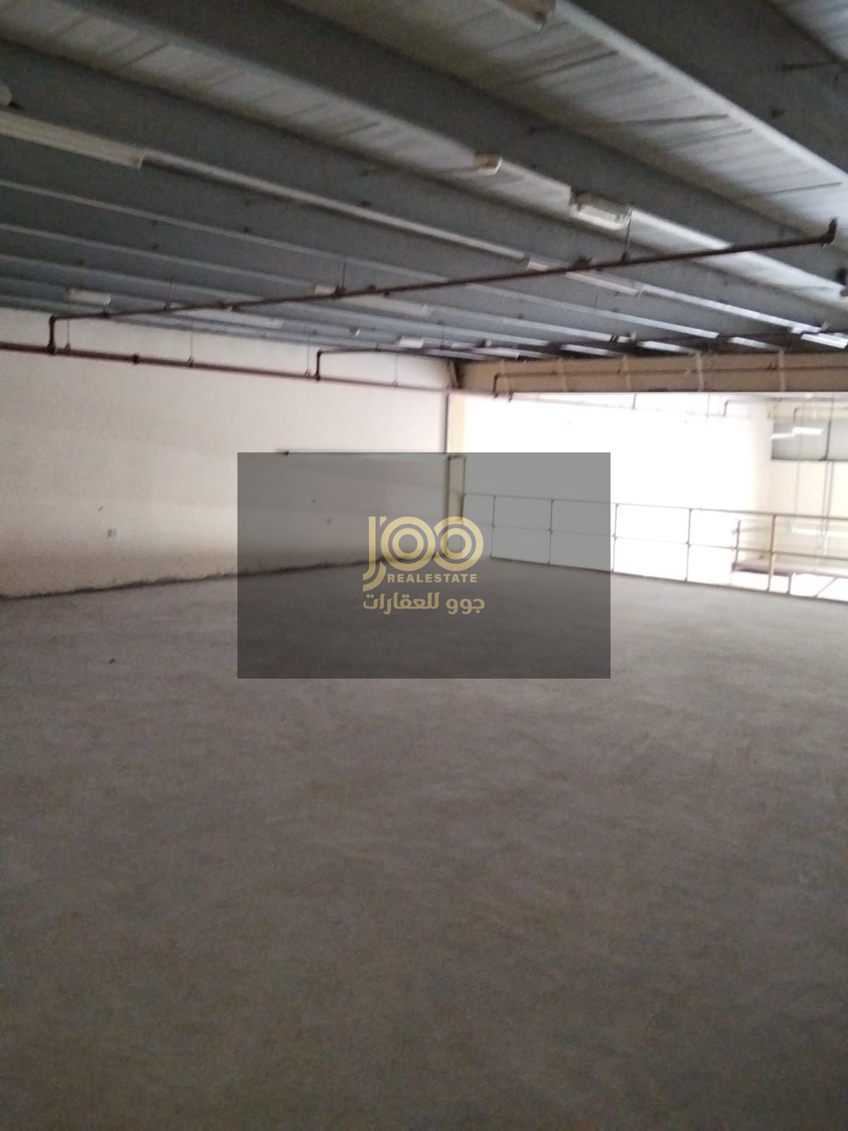 Its proximity to main roads makes it suitable for various commercial activities. (Electricity mezzanine 30)