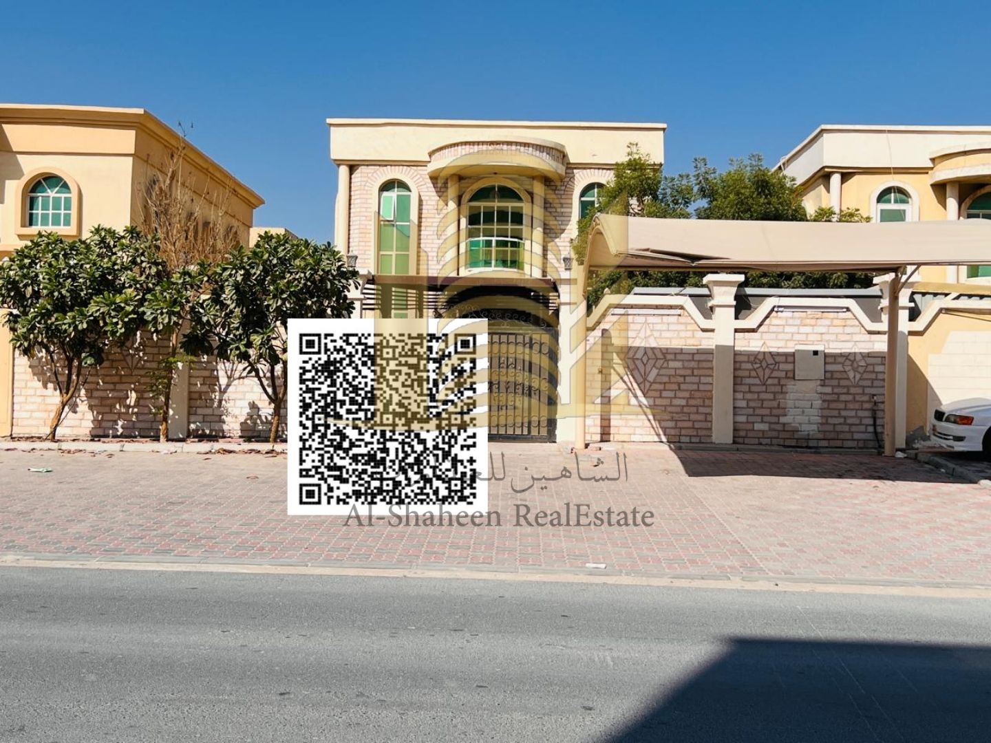 Villa for rent in Ajman, Al Rawda area. Two floors, suitable for residential or commercial use, ideal for any business activity. The villa consists of 5 rooms, a majlis (formal sitting room), a living room, and a courtyard, all with air conditioning and r