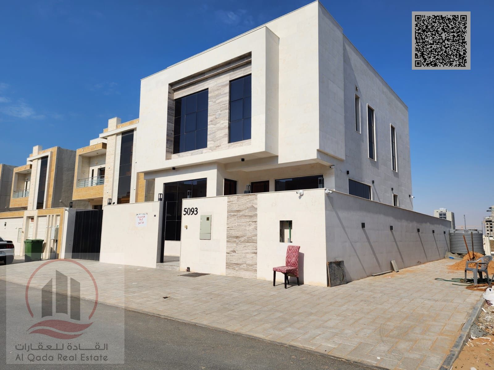 Villa for sale in Ajman Al Yasmin, including registration fees. It consists of 5 bedrooms, a majlis (formal sitting room), 2 living rooms, and a maid