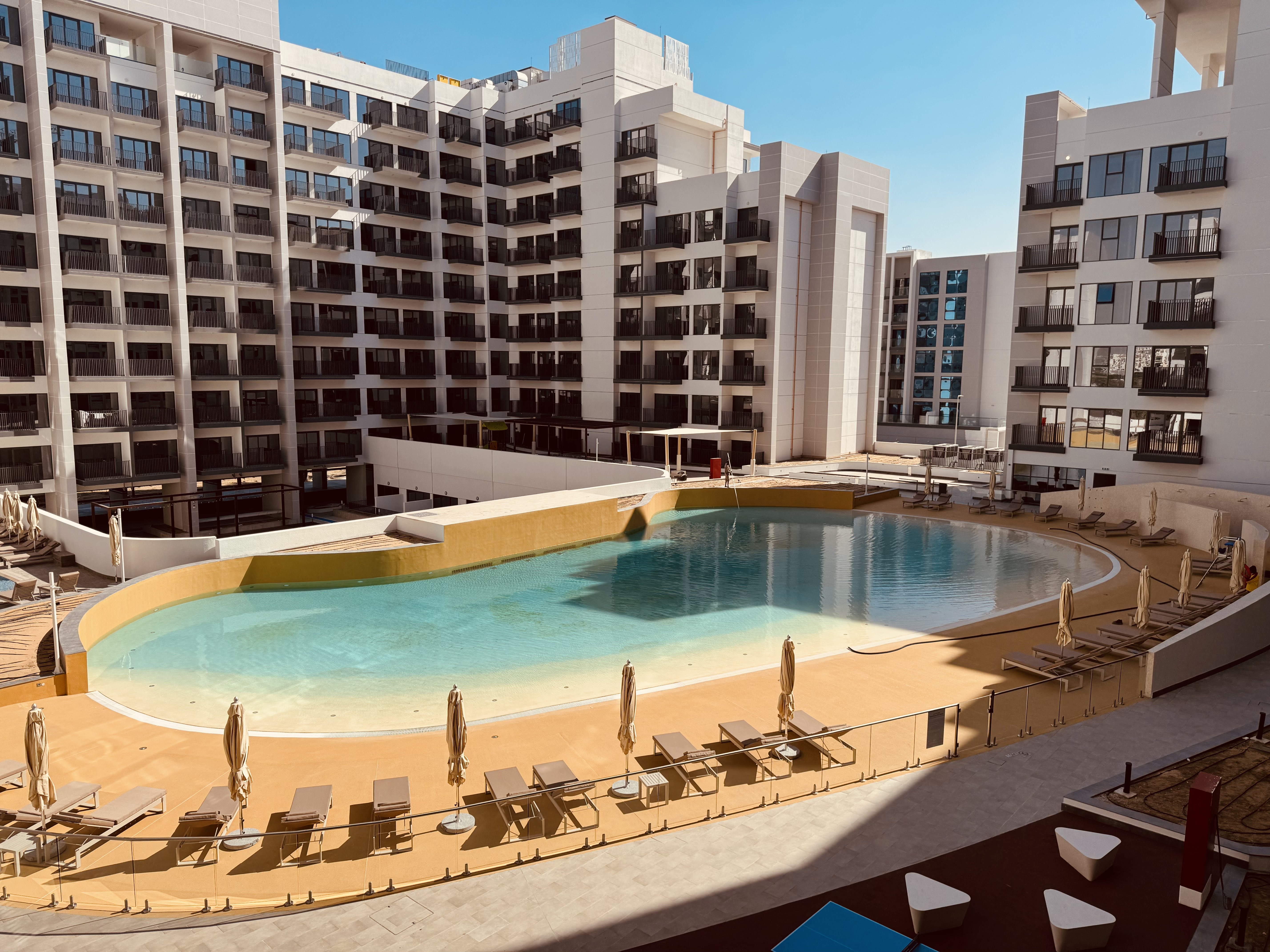 HIGH FLOOR // ALL NEW SPACIOUS ONE BEDROOM APARTMENT WITH FULLY FITTED KITCHEN