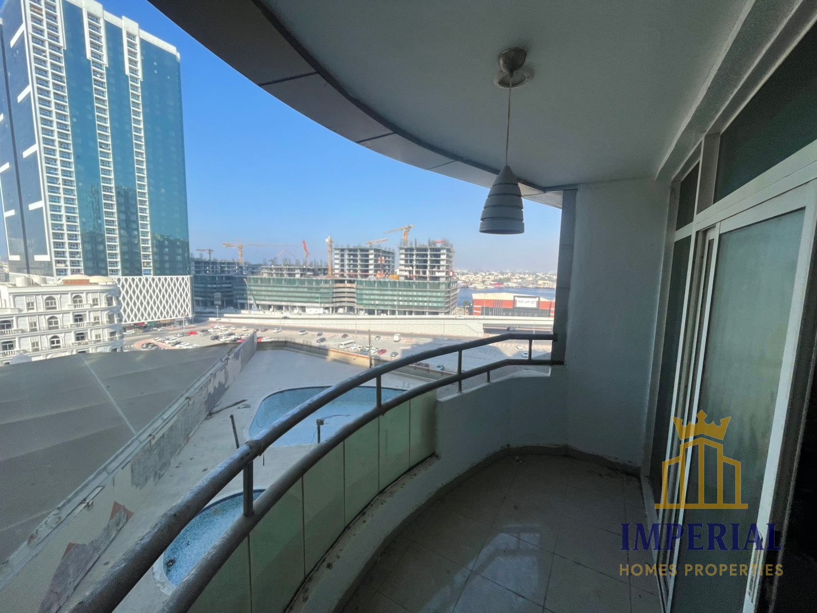 For sale: Two-bedroom apartment with living room and parking in Horizon Towers