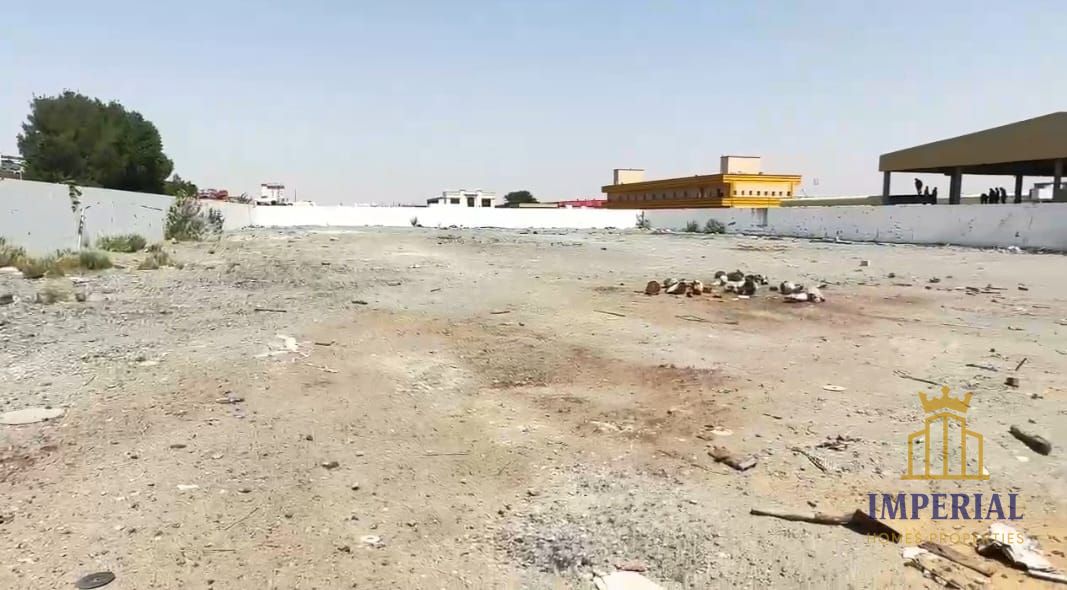 A walled property (enclosed land) on an area of 53,000 square feet with 100 kilowatts of electricity.